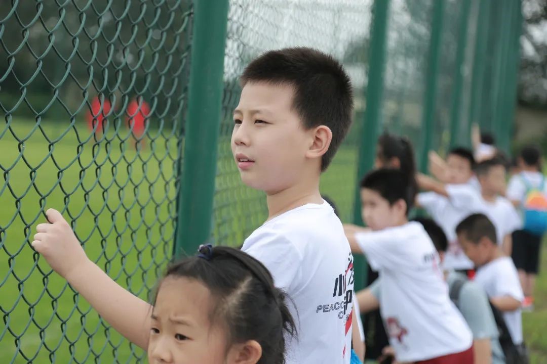 小孔雀夏令营|孔雀城携手河北华夏幸福足球俱乐部社区青训开营 为青少年足球健康发展释放“幸福能量”(图3)