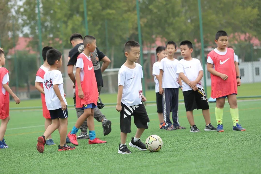 小孔雀夏令营|孔雀城携手河北华夏幸福足球俱乐部社区青训开营 为青少年足球健康发展释放“幸福能量”(图9)